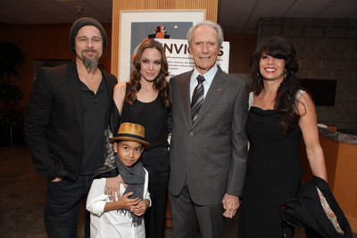 Brad Pitt, Clint Eastwood, Angelina Jolie, Dina Eastwood and Maddox Jolie-Pitt at event of Nenugalimas (2009)