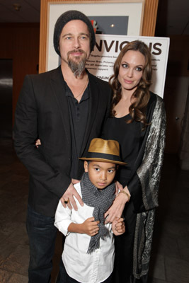 Brad Pitt, Angelina Jolie and Maddox Jolie-Pitt at event of Nenugalimas (2009)