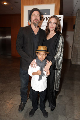 Brad Pitt, Angelina Jolie and Maddox Jolie-Pitt at event of Nenugalimas (2009)