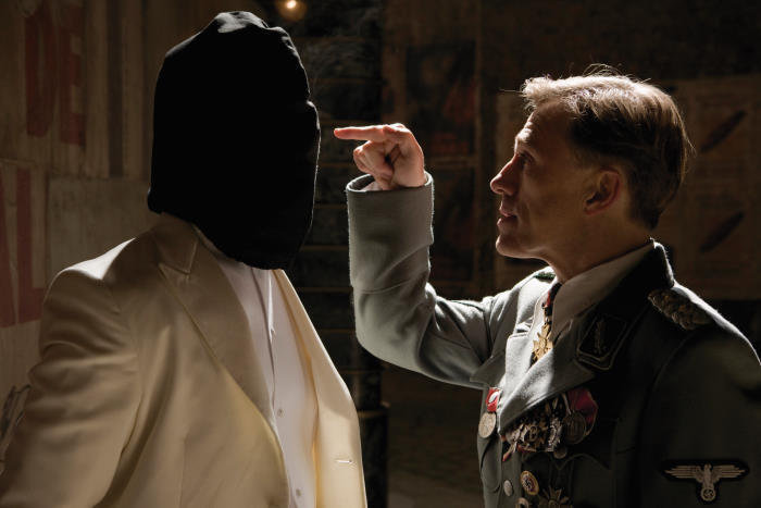 Still of Brad Pitt and Christoph Waltz in Negarbingi sunsnukiai (2009)