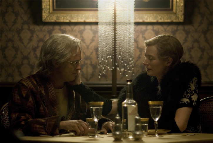 Still of Brad Pitt and Tilda Swinton in Keista Bendzamino Batono istorija (2008)