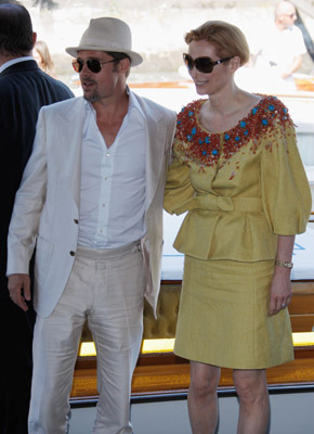 Brad Pitt and Tilda Swinton at event of Perskaityk ir sudegink (2008)
