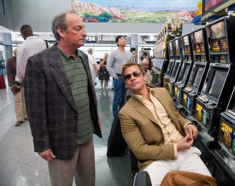Still of Brad Pitt and David Paymer in Ocean's Thirteen (2007)