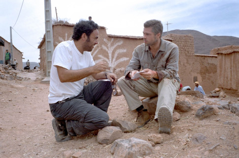 Brad Pitt and Alejandro González Iñárritu in Babelis (2006)