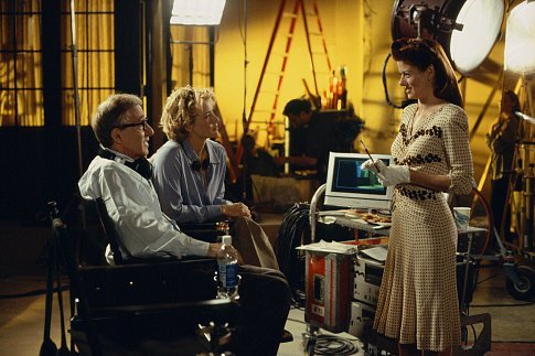 Director Val Waxman (WOODY ALLEN) and studio executive Ellie (TÉA LEONI) compliment Lori (DEBRA MESSING) on her scene in Woody Allen's latest contemporary comedy HOLLYWOOD ENDING, being distributed domestically by DreamWorks.