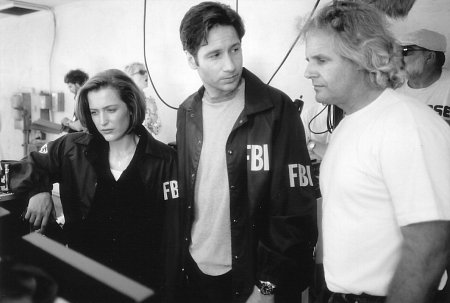 Gillian Anderson, David Duchovny and Chris Carter in The X Files (1998)