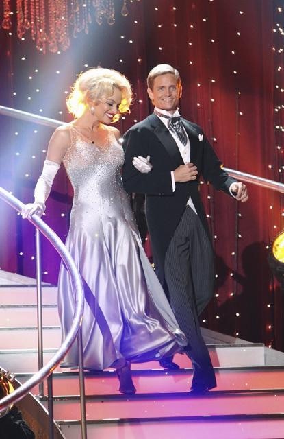 Still of Pamela Anderson and Damian Whitewood in Dancing with the Stars (2005)