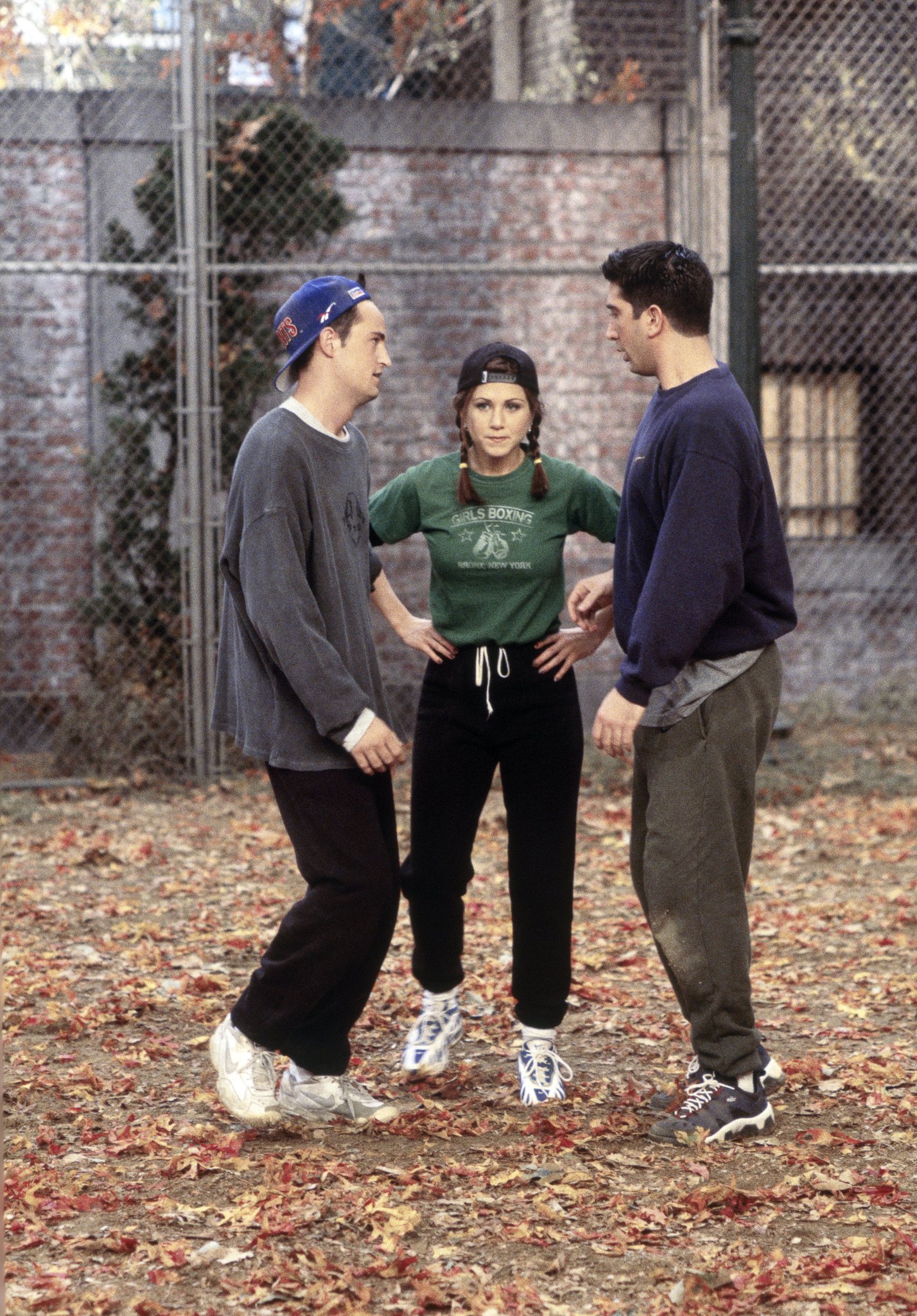 Still of Jennifer Aniston, Matthew Perry and David Schwimmer in Draugai (1994)