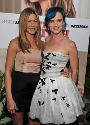 Jennifer Aniston and Juliette Lewis at event of Nepageidaujami genai (2010)