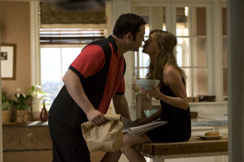 Still of Jennifer Aniston and Vince Vaughn in The Break-Up (2006)