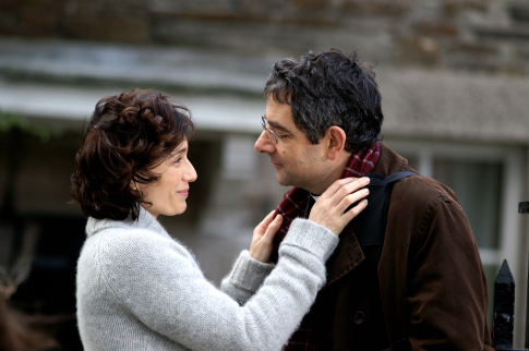 Still of Rowan Atkinson and Kristin Scott Thomas in Keeping Mum (2005)