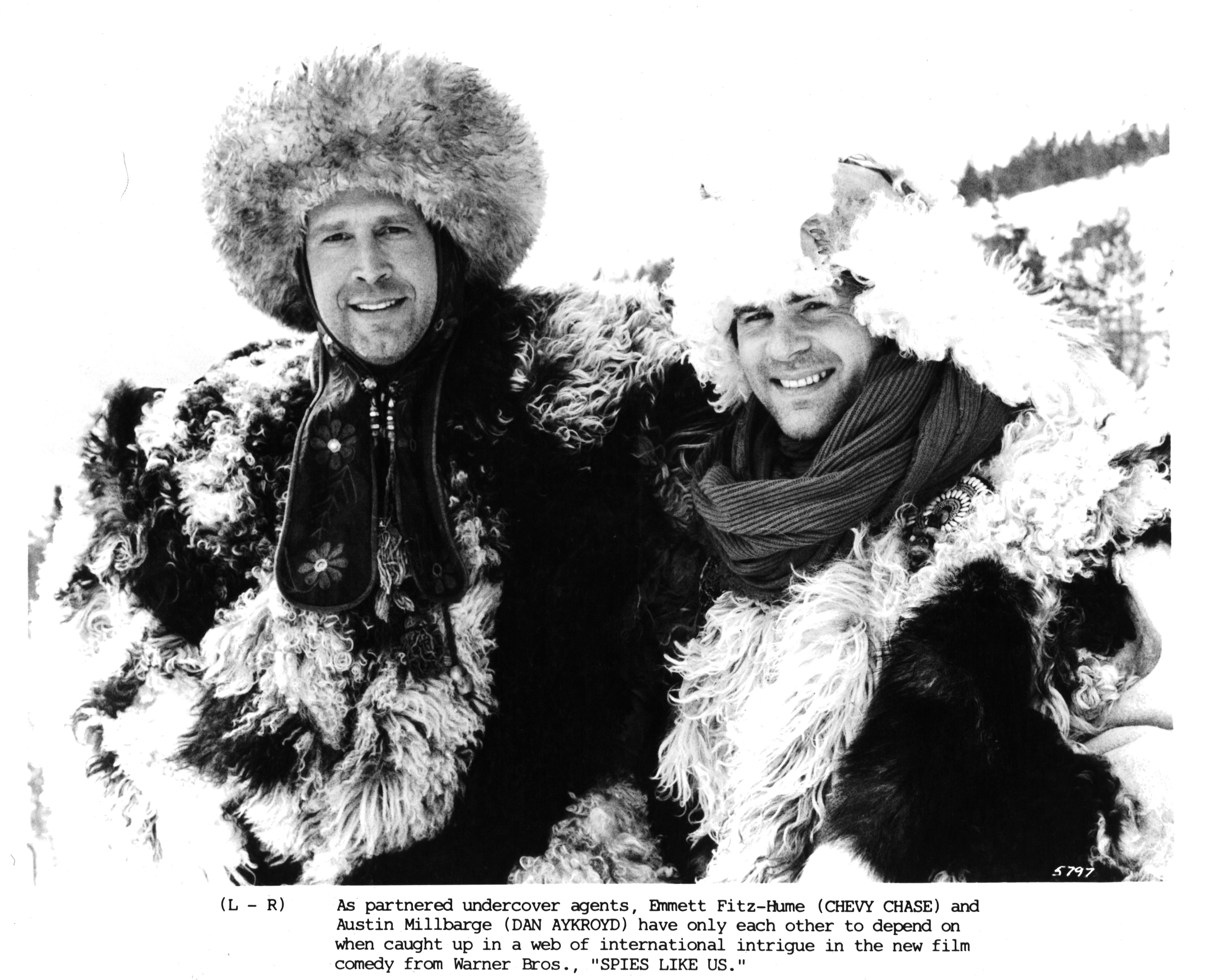 Still of Dan Aykroyd and Chevy Chase in Spies Like Us (1985)