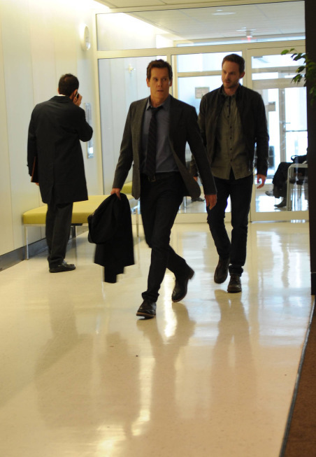 Still of Kevin Bacon and Shawn Ashmore in The Following (2013)