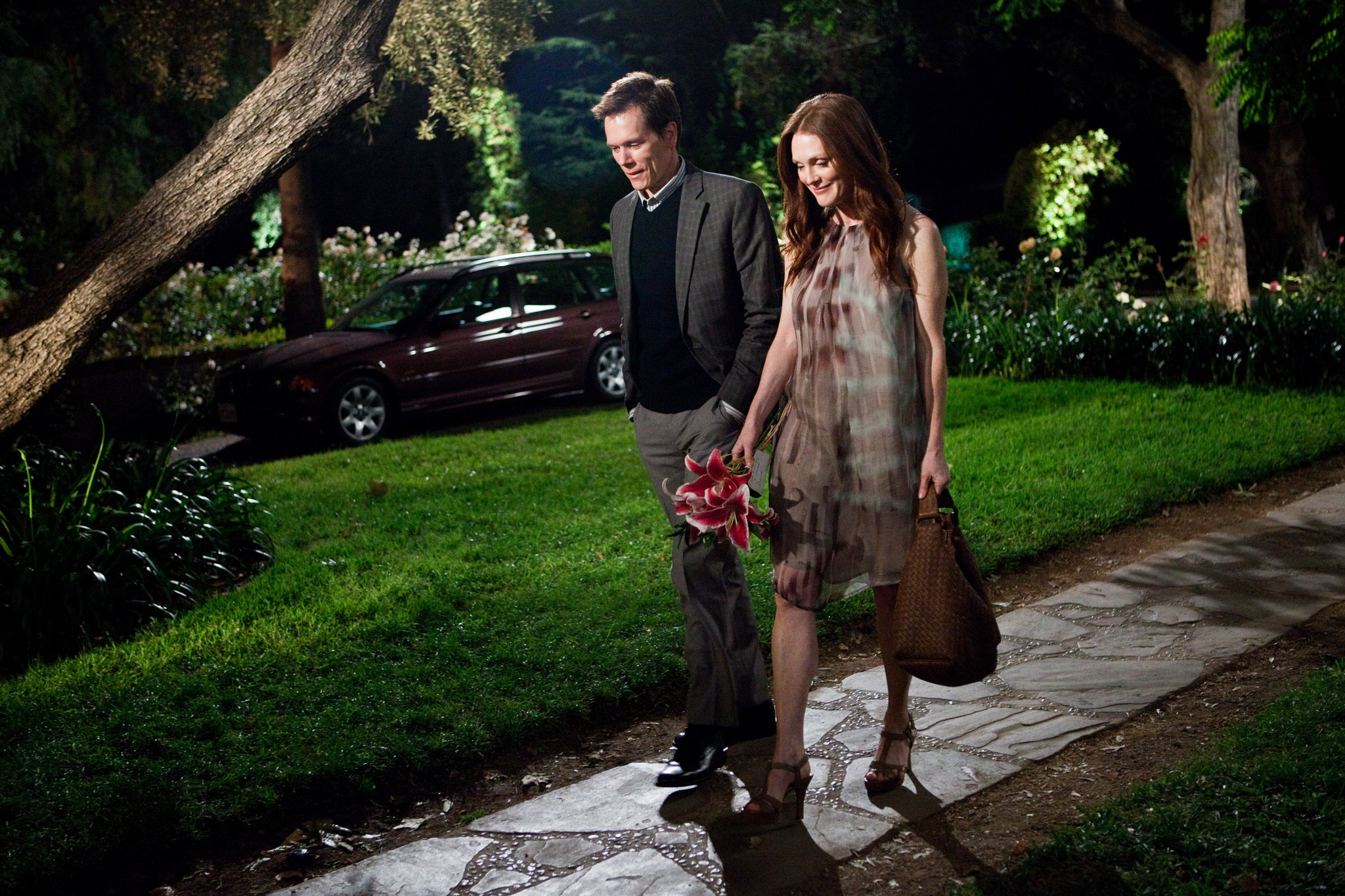 Still of Kevin Bacon and Julianne Moore in Kvaila, beprotiska meile (2011)