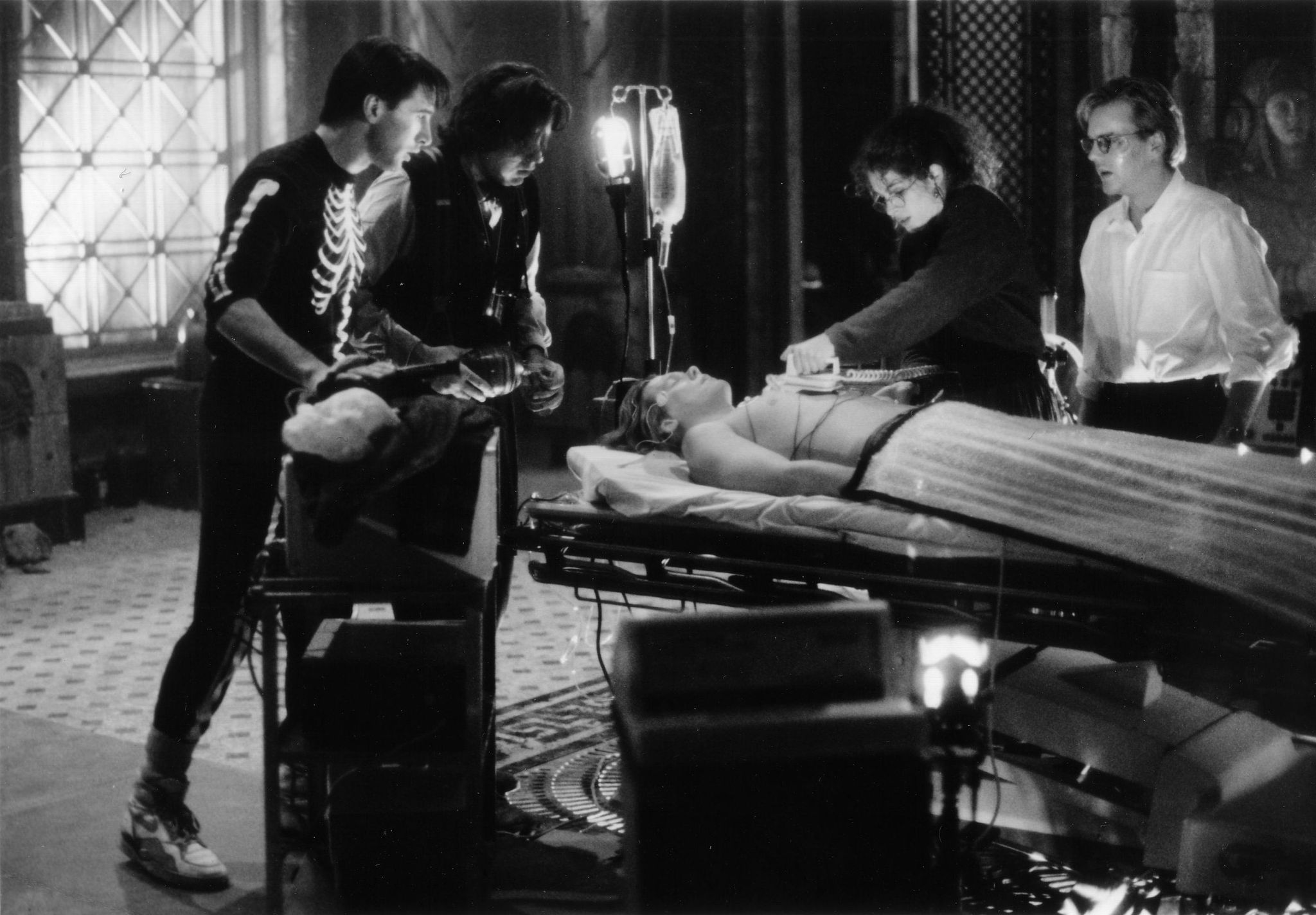 Still of Kevin Bacon, Julia Roberts, William Baldwin, Kiefer Sutherland and Oliver Platt in Flatliners (1990)