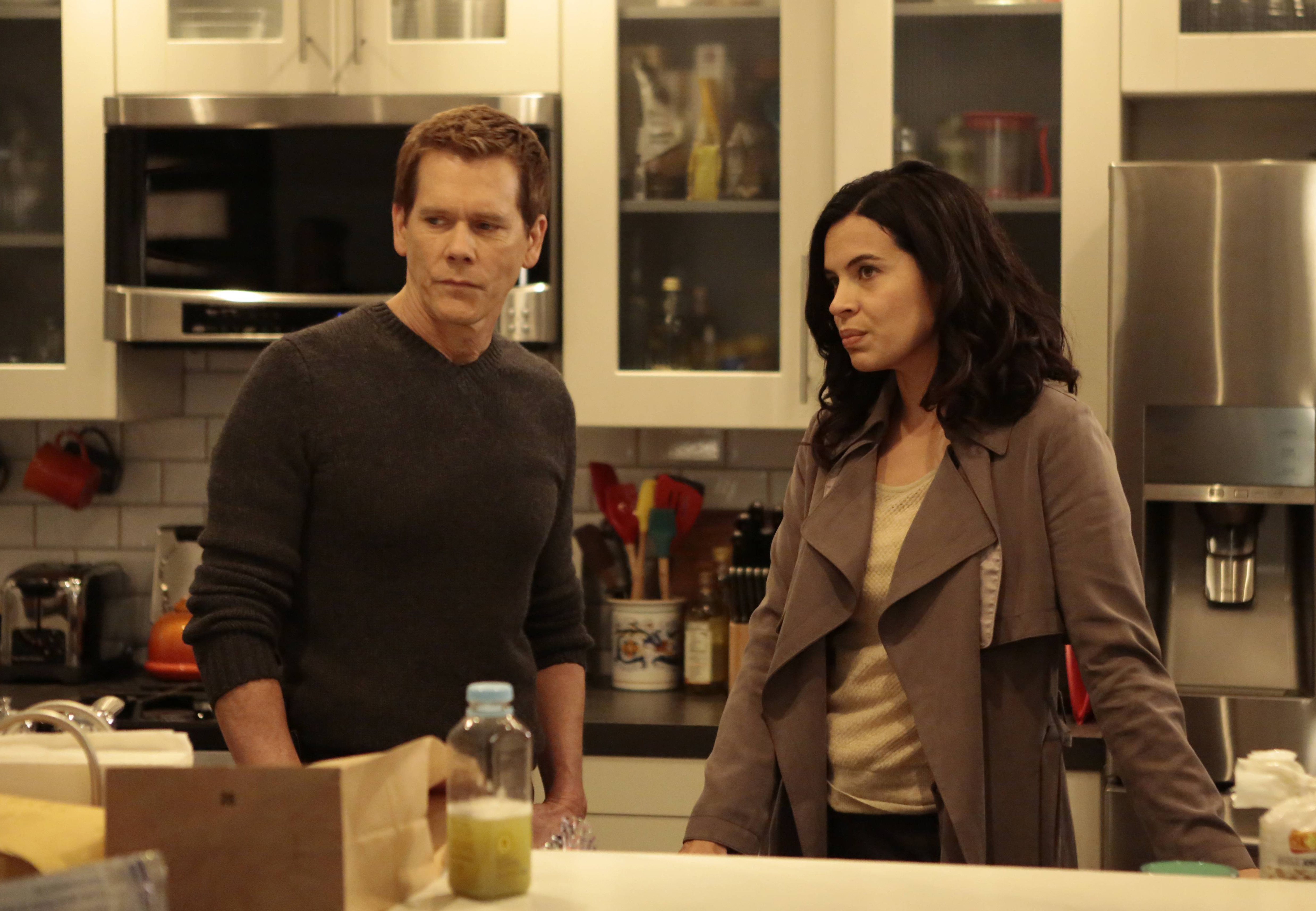 Still of Kevin Bacon and Zuleikha Robinson in The Following (2013)