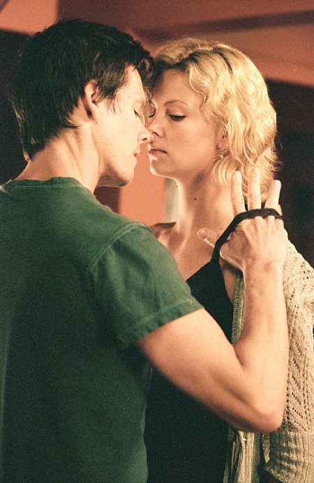 Still of Kevin Bacon and Charlize Theron in Trapped (2002)