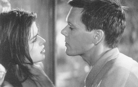 Still of Kevin Bacon and Neve Campbell in Wild Things (1998)