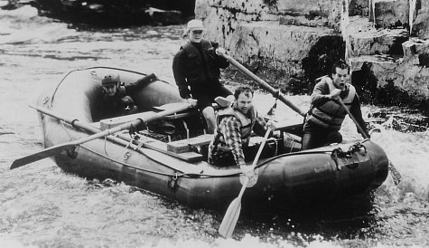 Still of Kevin Bacon, John C. Reilly, Meryl Streep and Joseph Mazzello in The River Wild (1994)