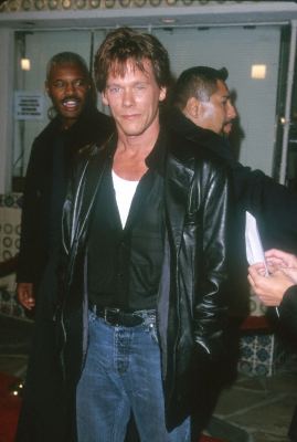 Kevin Bacon at event of Kovos klubas (1999)