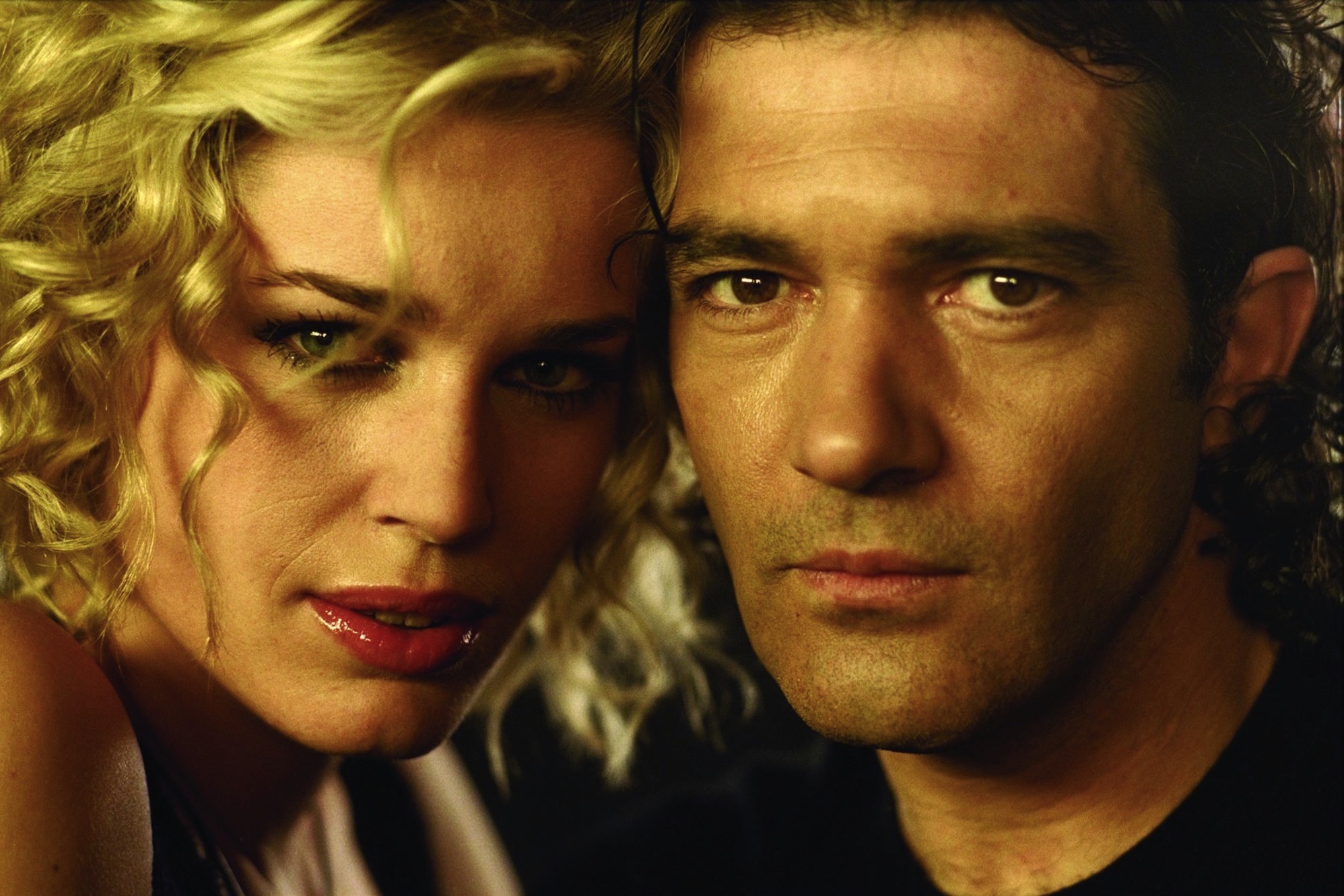 Still of Antonio Banderas and Rebecca Romijn in Femme Fatale (2002)