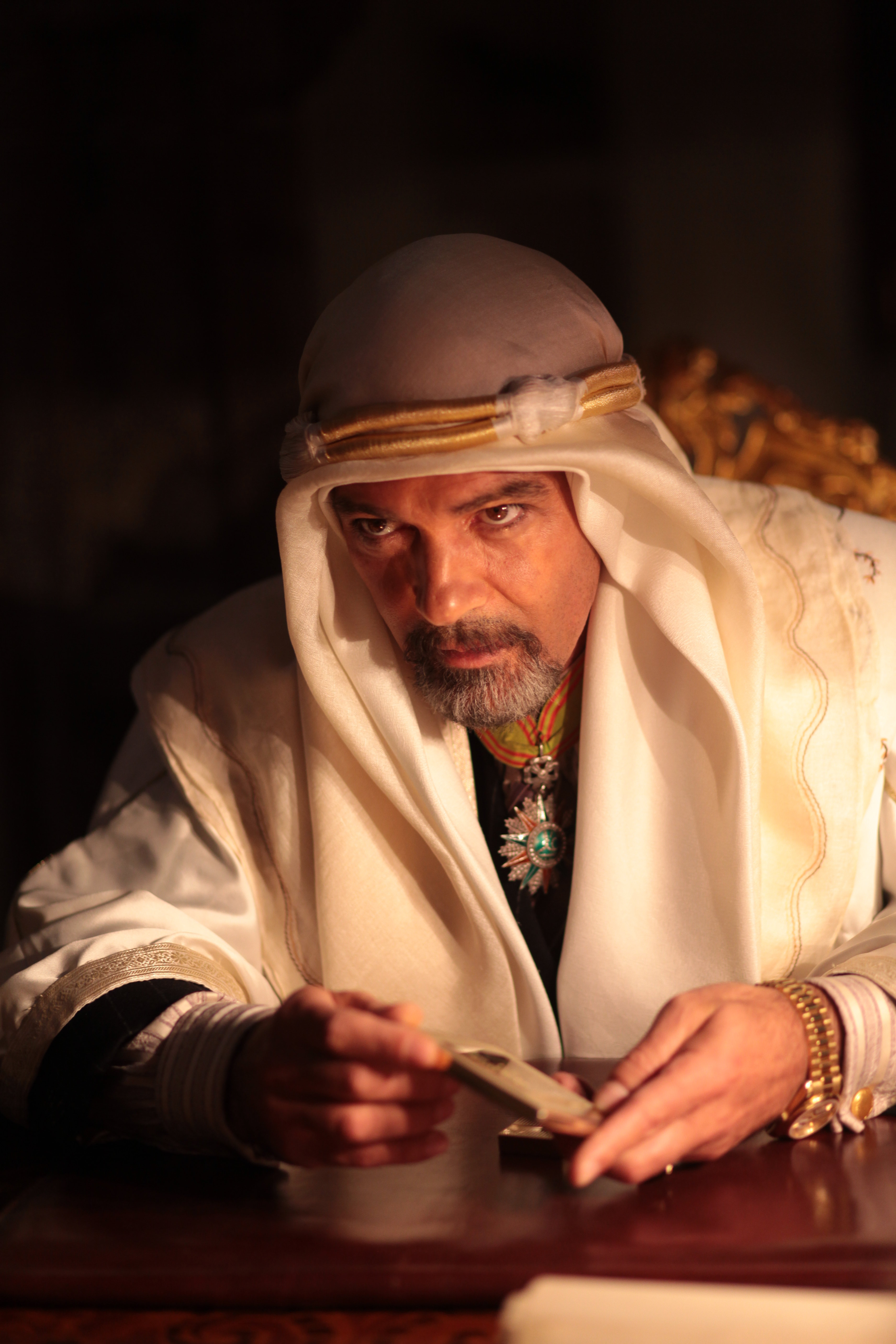 Emir Nesib (Antonio Banderas)