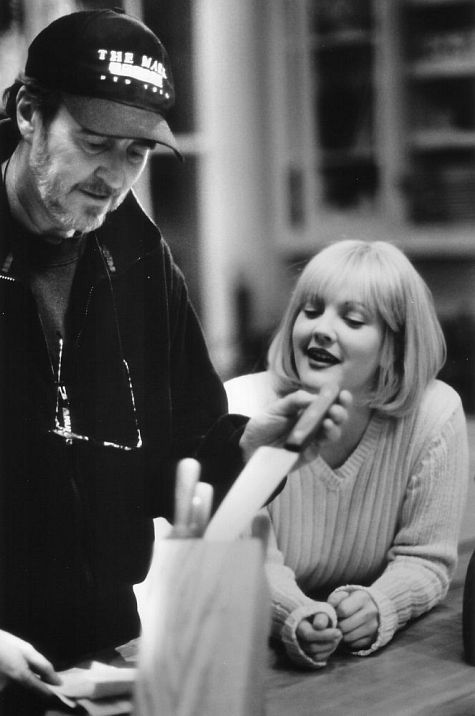 Drew Barrymore and Wes Craven in Klyksmas (1996)