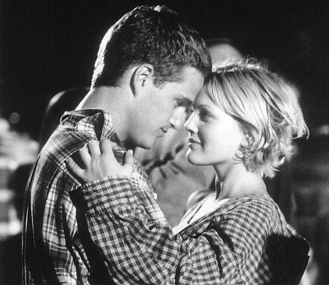 Still of Drew Barrymore and Chris O'Donnell in Mad Love (1995)
