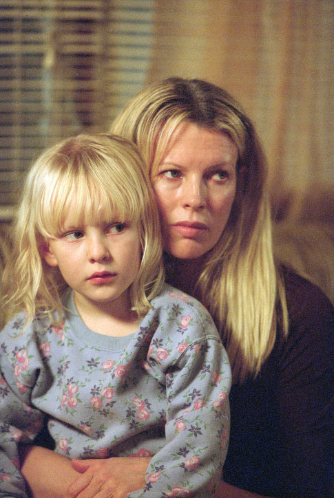 Still of Kim Basinger and Chloe Greenfield in 8 mylia (2002)