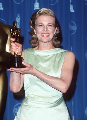 Kim Basinger at event of The 70th Annual Academy Awards (1998)