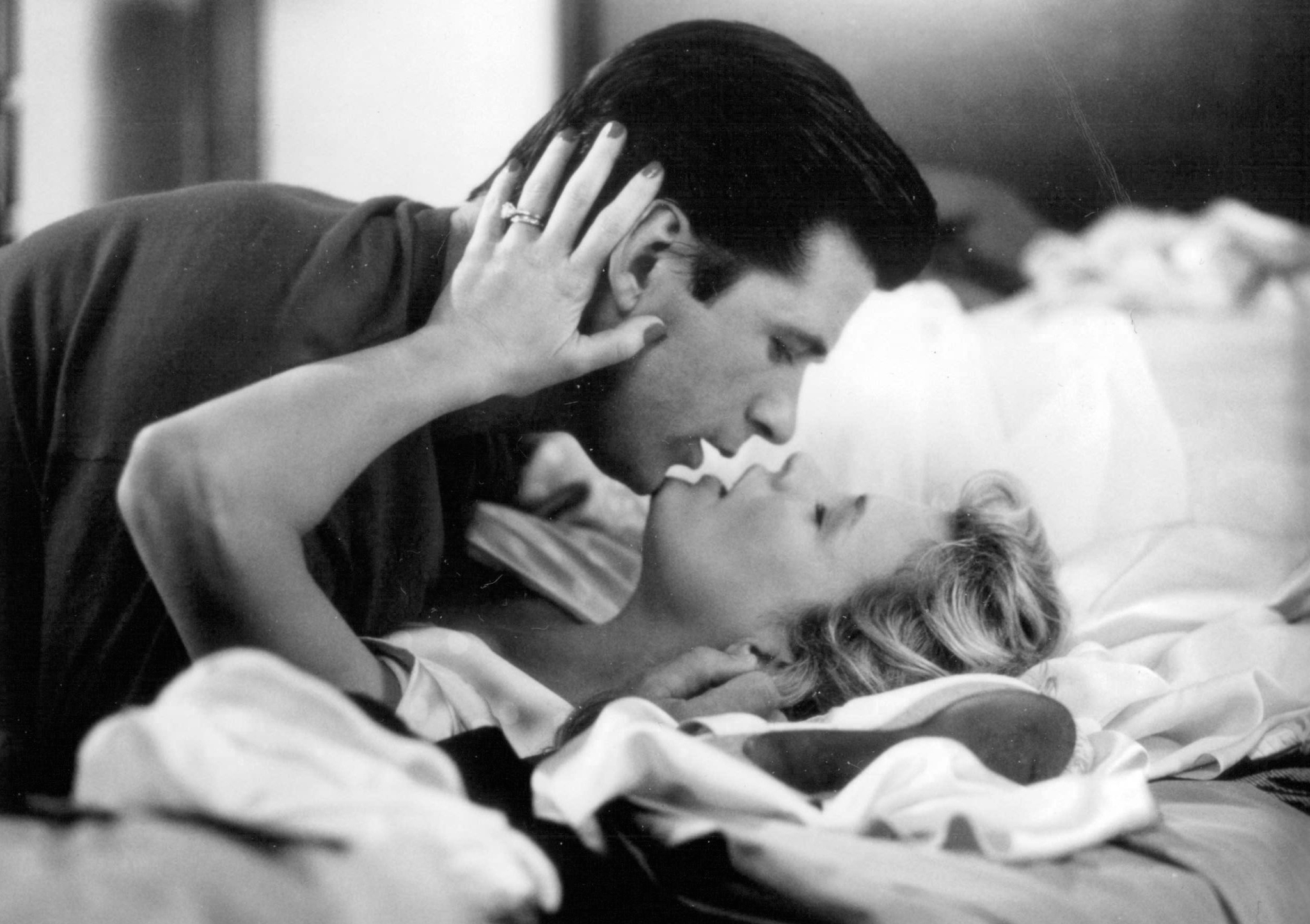 Still of Kim Basinger and Alec Baldwin in The Marrying Man (1991)