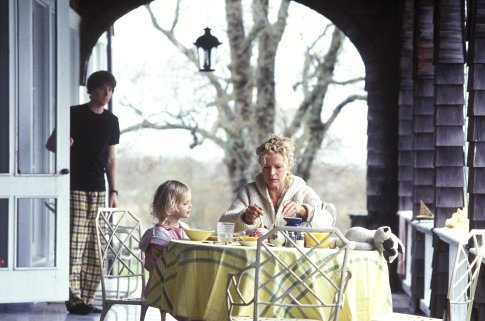 Still of Kim Basinger, Jon Foster and Elle Fanning in The Door in the Floor (2004)