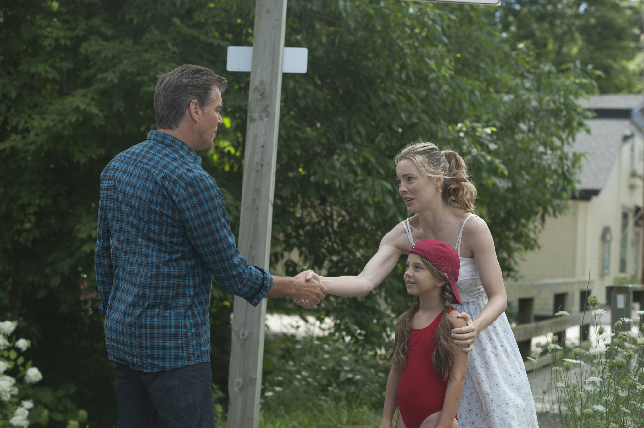 Still of Pierce Brosnan, Melissa George and Caitlin Carmichael in Bag of Bones (2011)