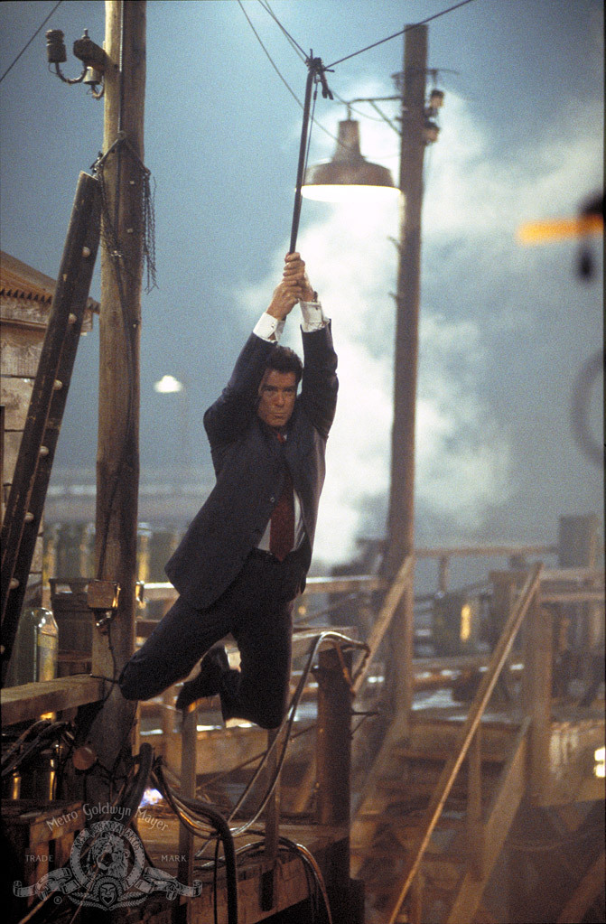 Still of Pierce Brosnan in Ir viso Pasaulio negana (1999)
