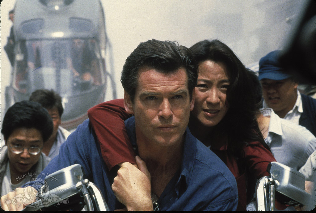 Still of Pierce Brosnan and Michelle Yeoh in Rytojus niekada nemirsta (1997)