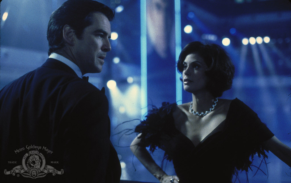 Still of Pierce Brosnan and Teri Hatcher in Rytojus niekada nemirsta (1997)