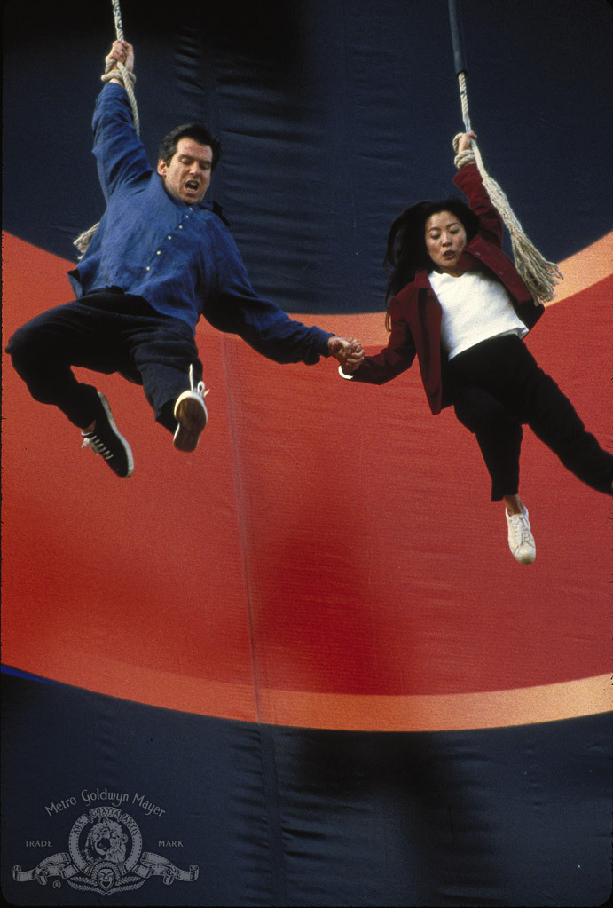 Still of Pierce Brosnan and Michelle Yeoh in Rytojus niekada nemirsta (1997)