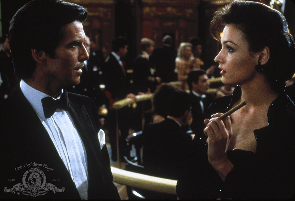 Still of Pierce Brosnan and Famke Janssen in Auksine Akis (1995)