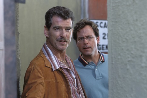 Still of Pierce Brosnan and Greg Kinnear in The Matador (2005)