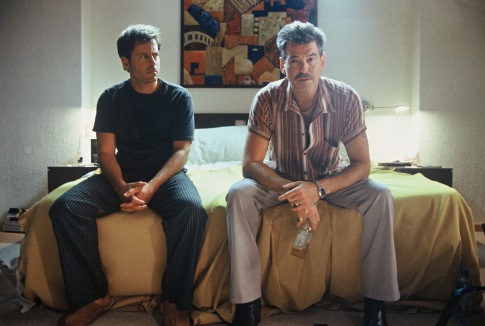 Still of Pierce Brosnan and Greg Kinnear in The Matador (2005)