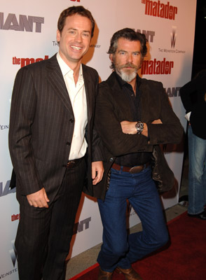 Pierce Brosnan and Greg Kinnear at event of The Matador (2005)