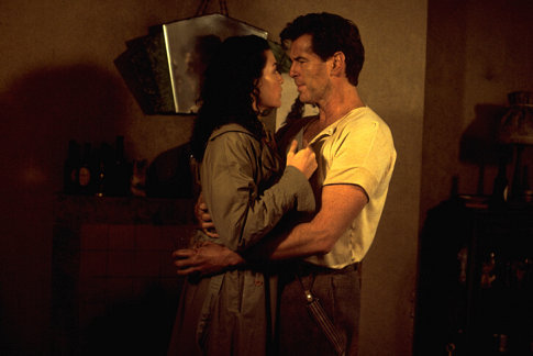 Still of Pierce Brosnan and Julianna Margulies in Evelyn (2002)