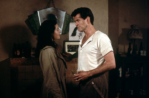 Still of Pierce Brosnan and Julianna Margulies in Evelyn (2002)