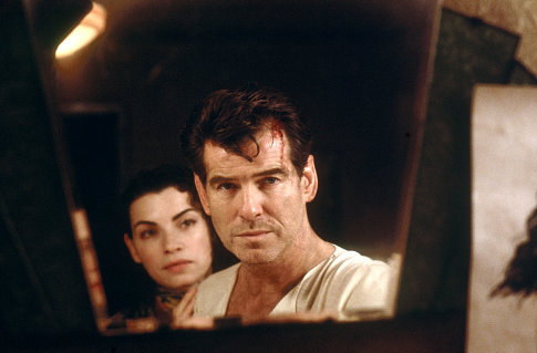 Still of Pierce Brosnan and Julianna Margulies in Evelyn (2002)