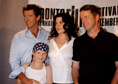 Pierce Brosnan, Julianna Margulies, Aidan Quinn and Sophie Vavasseur at event of Evelyn (2002)