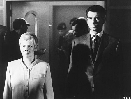 Still of Pierce Brosnan and Judi Dench in Ir viso Pasaulio negana (1999)