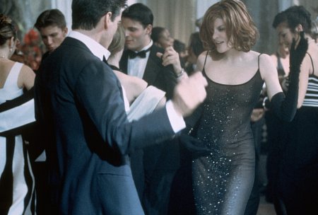 Still of Pierce Brosnan and Rene Russo in Tomo Krauno afera (1999)