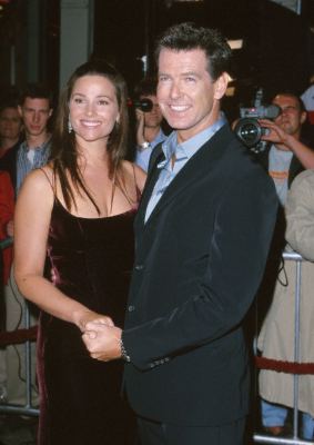 Pierce Brosnan and Keely Shaye Smith at event of Ir viso Pasaulio negana (1999)