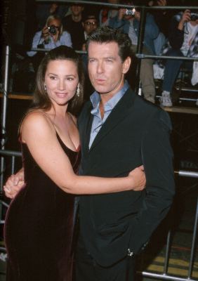 Pierce Brosnan and Keely Shaye Smith at event of Ir viso Pasaulio negana (1999)