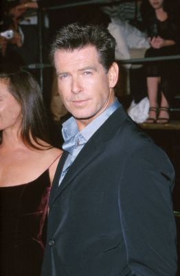 Pierce Brosnan at event of Ir viso Pasaulio negana (1999)